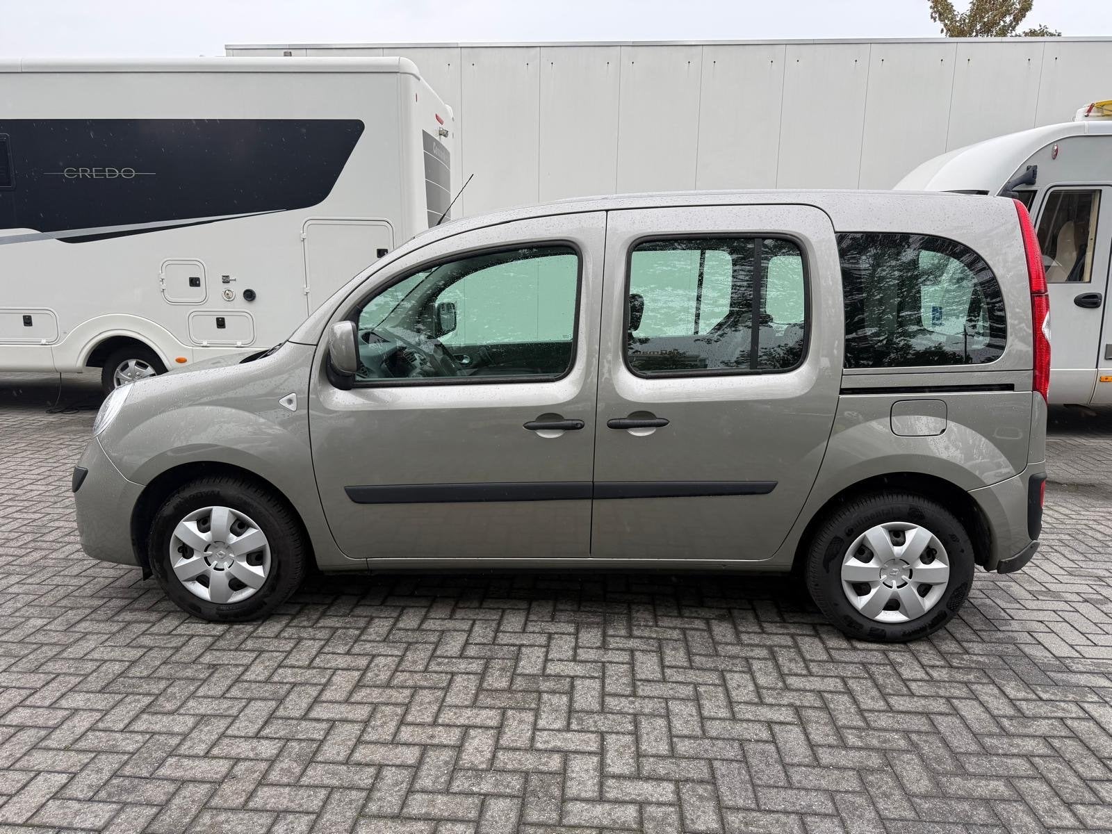 Renault Kangoo 1.6-16V Rolstoelauto 4+1 - Bodemverlaging + L, Auto's, 1373 kg, Gebruikt, Metallic lak, Beige