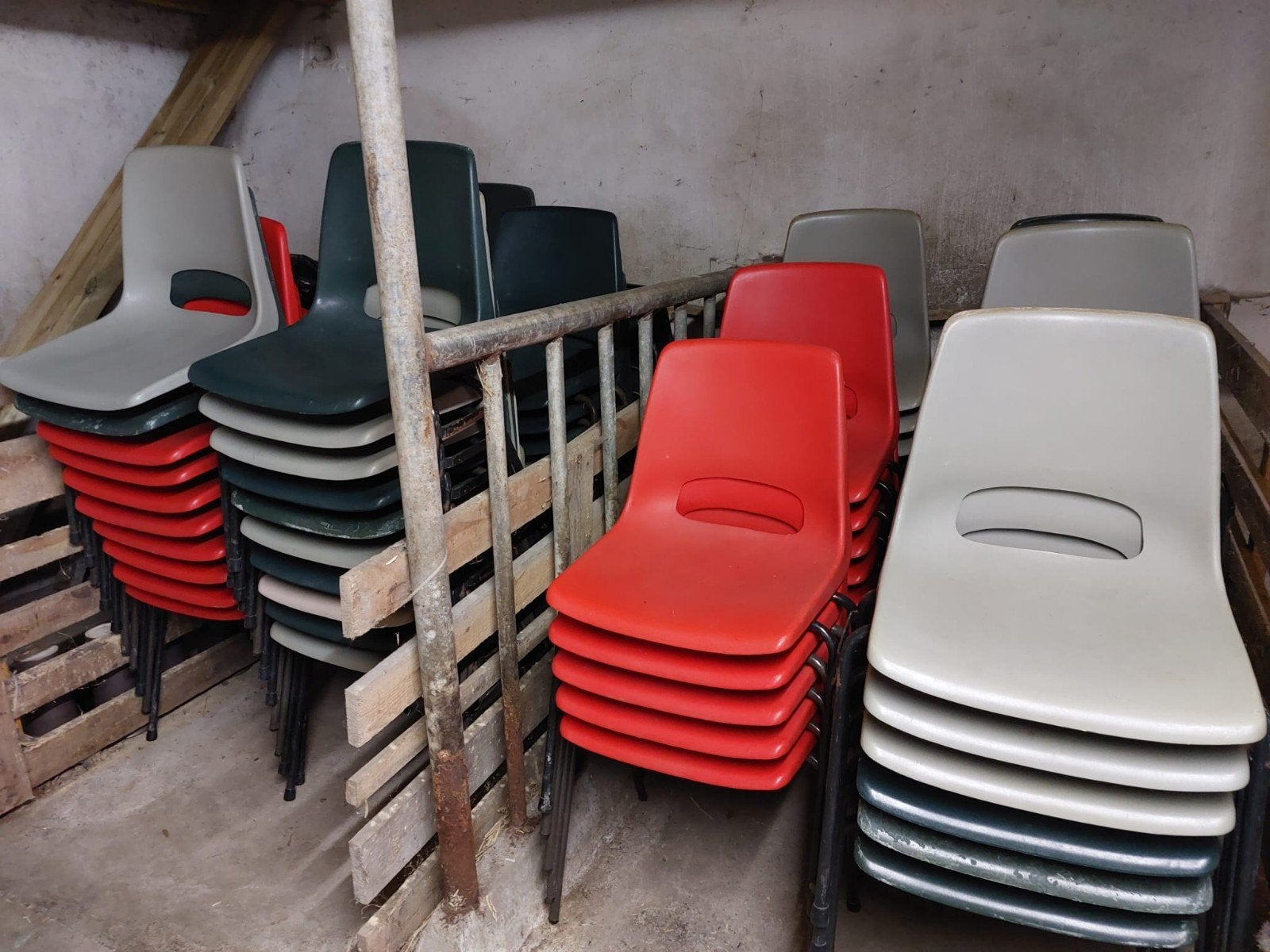 Partij van circa 80 stapelbare stoelen - diverse kleuren, Huis en Inrichting, Ophalen