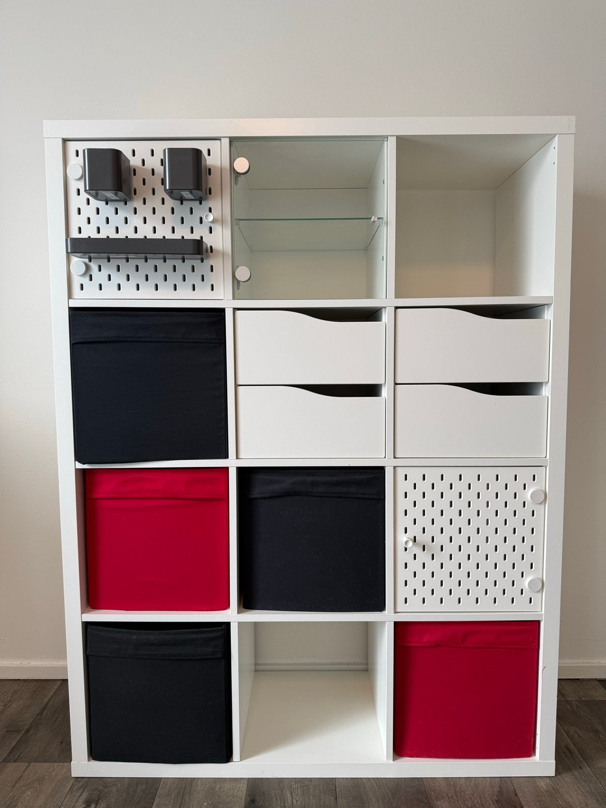 Kallax kast met lades, boxen, glazen deur en pegboards, Ophalen, Kunststof, Gebruikt, 100 tot 150 cm