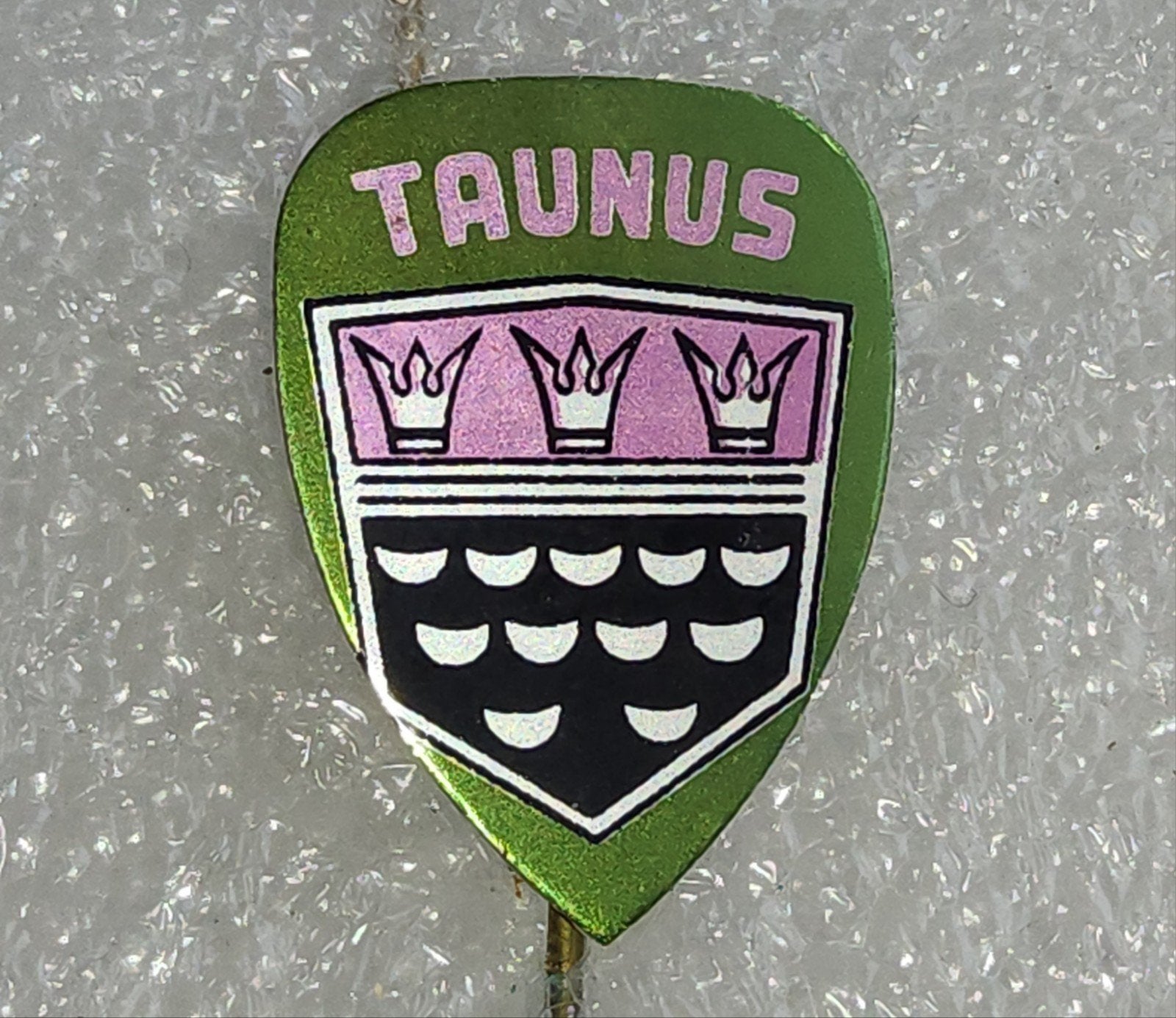 Vintage Speldje Taunus Wapen - Groen/Roze, Ophalen of Verzenden, Gebruikt, Stad of Land, Speldje of Pin
