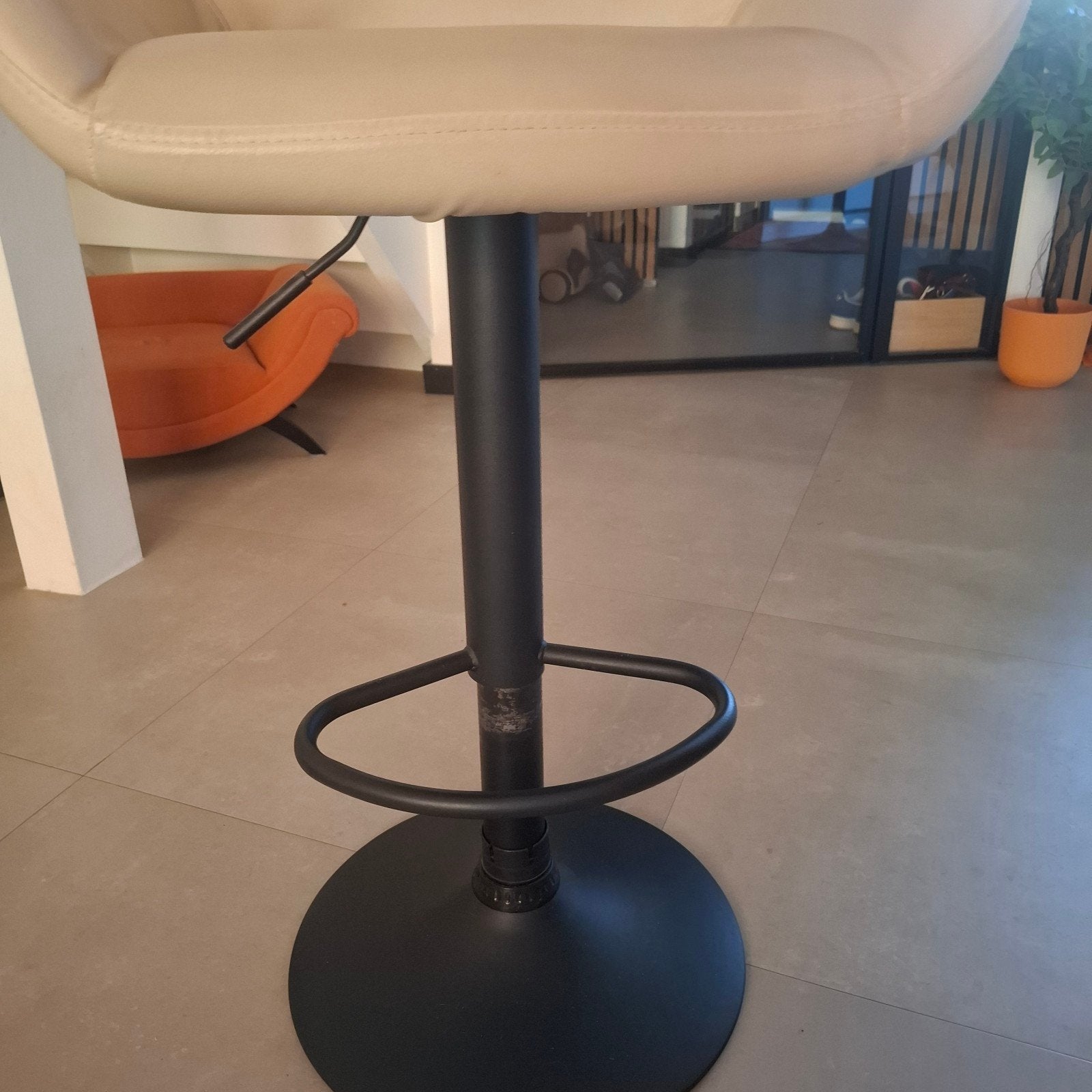 8x Paal beige kunstleren barkrukken € 150,00, Huis en Inrichting, 5 krukken of meer, Ophalen, Zo goed als nieuw, 60 tot 90 cm