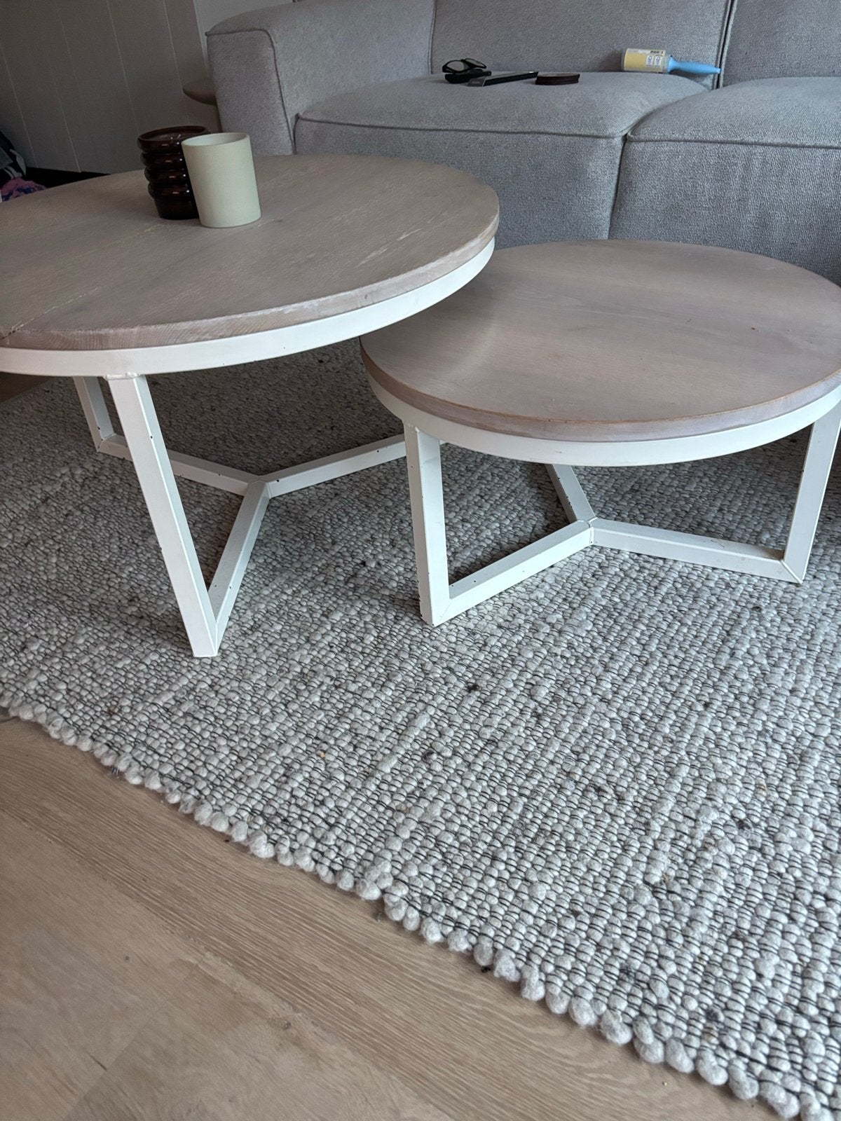 Set van 2 ronde salontafels, wit met houten blad, Huis en Inrichting, Tafels | Salontafels, Ophalen, Gebruikt, Rond, 50 tot 100 cm
