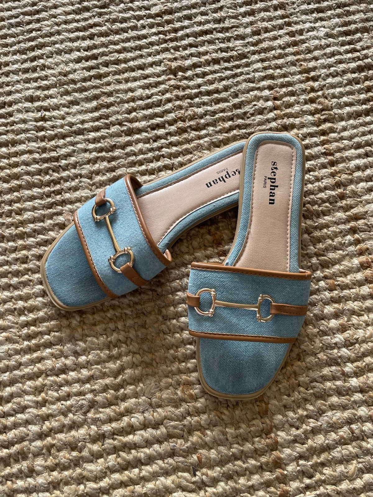 Denim slippers met gouden detail | maat 38, Kleding | Dames, Schoenen, Slippers, Zo goed als nieuw, Verzenden, Blauw
