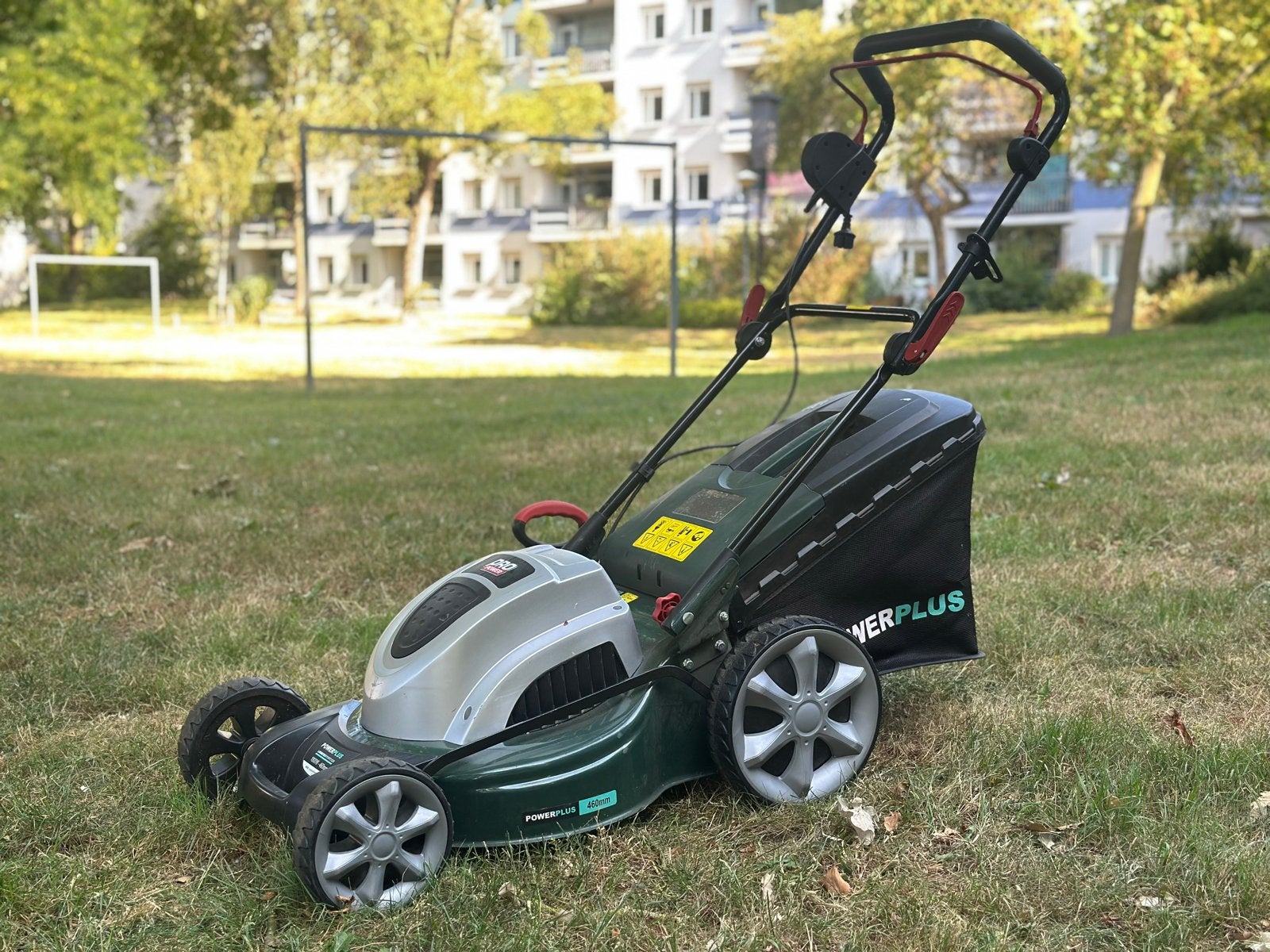 Powerplus elektrische grasmaaier POWPG10240 - 1800W, 460mm, Ophalen, Cirkelmaaier, Elektrische grasmaaier, Nieuw
