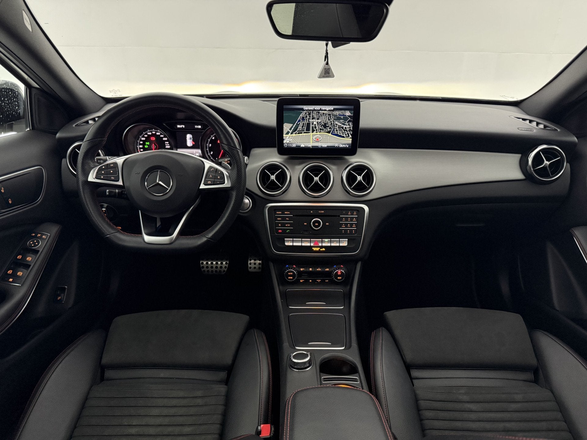 Mercedes-Benz GLA 180 | Pano | Camera | LED | Clima | Cruise, Auto's, Gebruikt, Euro 6, 4 cilinders, 715 kg