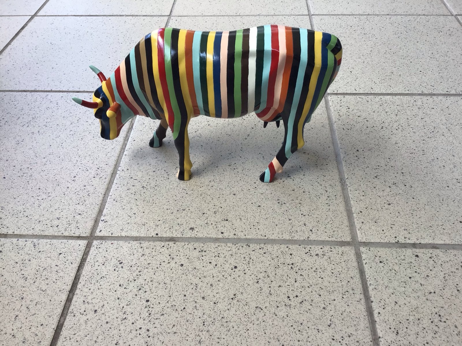Kleurrijk beeld van een koe - Onbeschadigd, Antiek en Kunst, Kunststof, Ophalen of Verzenden, Zoogdier, 20 - 50 cm
