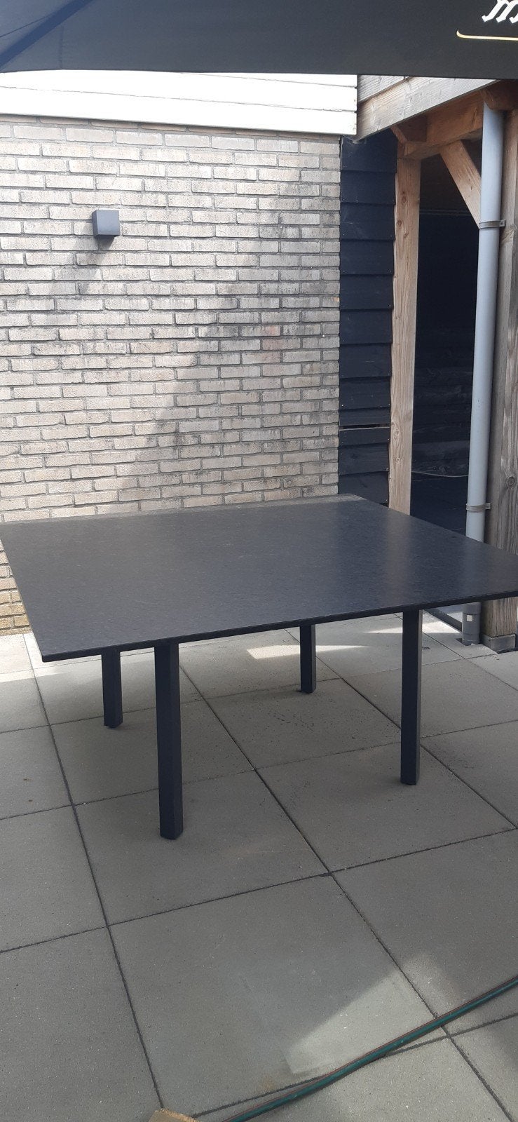 Moderne vierkante tuintafel - Zwart, Tuin en Terras, Tuintafels, Ophalen of Verzenden, Gebruikt, Vierkant, Metaal