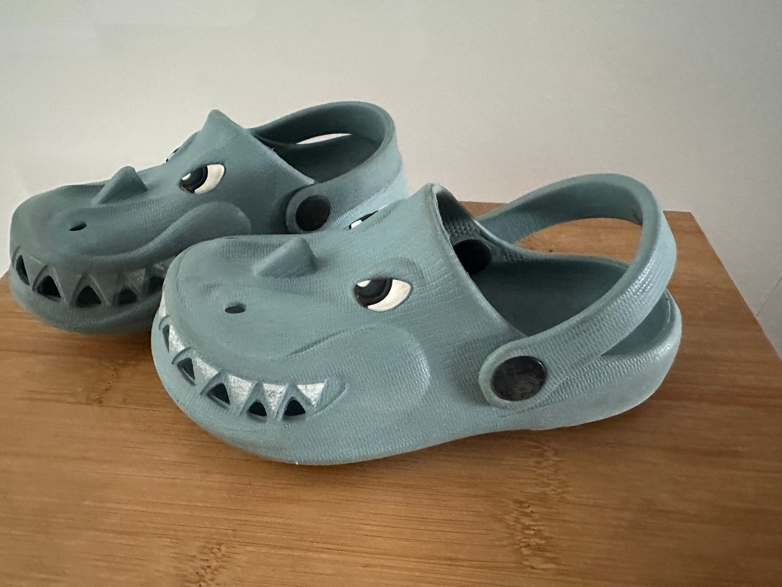 Rubberen Sandalen in vorm van een krokodil maat 25 / 26, Gebruikt, Jongen of Meisje, Schoenen, Ophalen of Verzenden