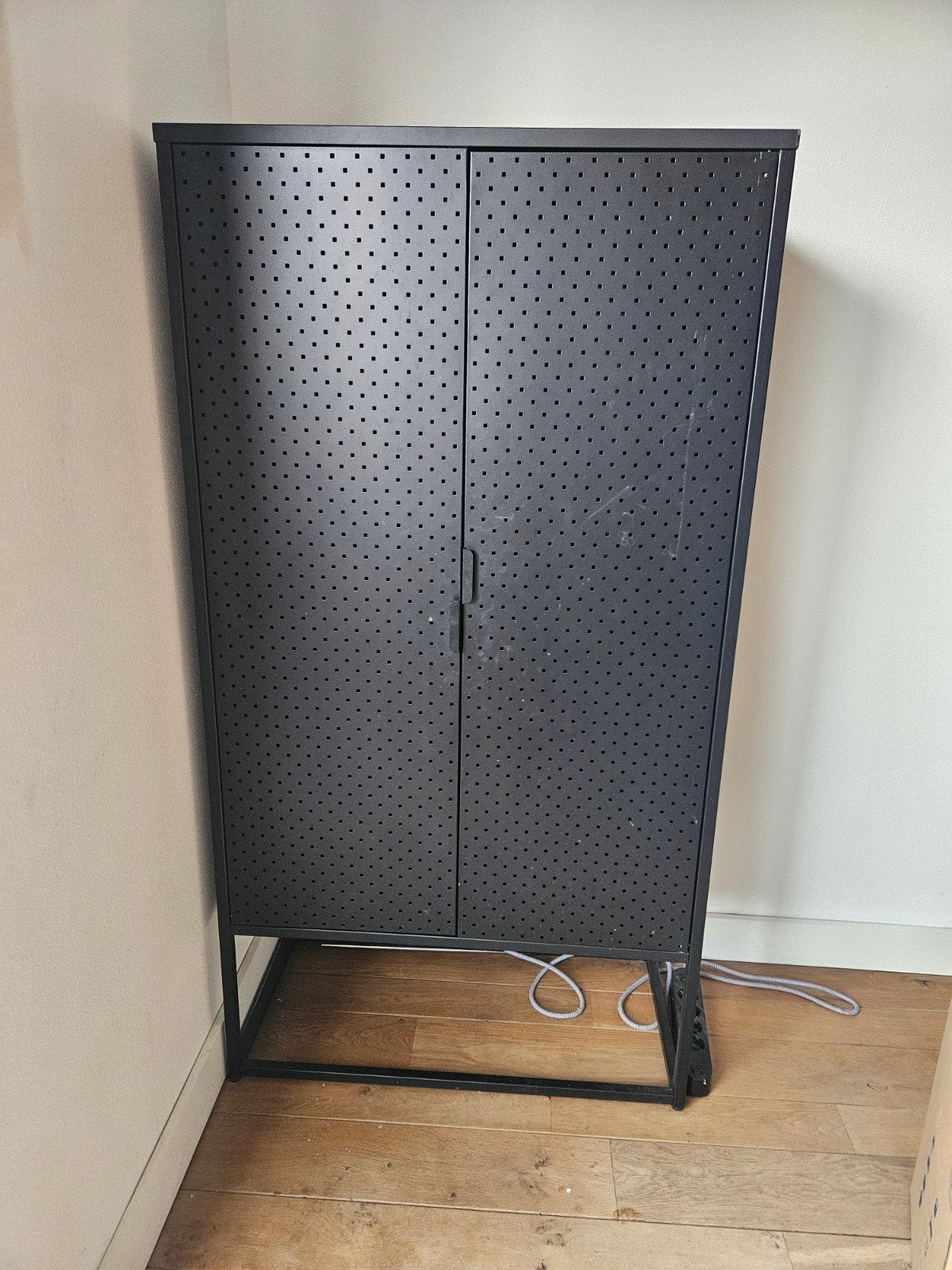 Stalen zwarte kast (Virum van Jysk), Ophalen, Overige materialen, 100 tot 150 cm, 50 tot 100 cm