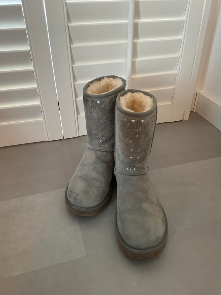 Gedragen grijze UGG laarzen met perforaties, Kleding | Dames, Schoenen, Ophalen of Verzenden, Zo goed als nieuw, Grijs, Lage of Enkellaarzen
