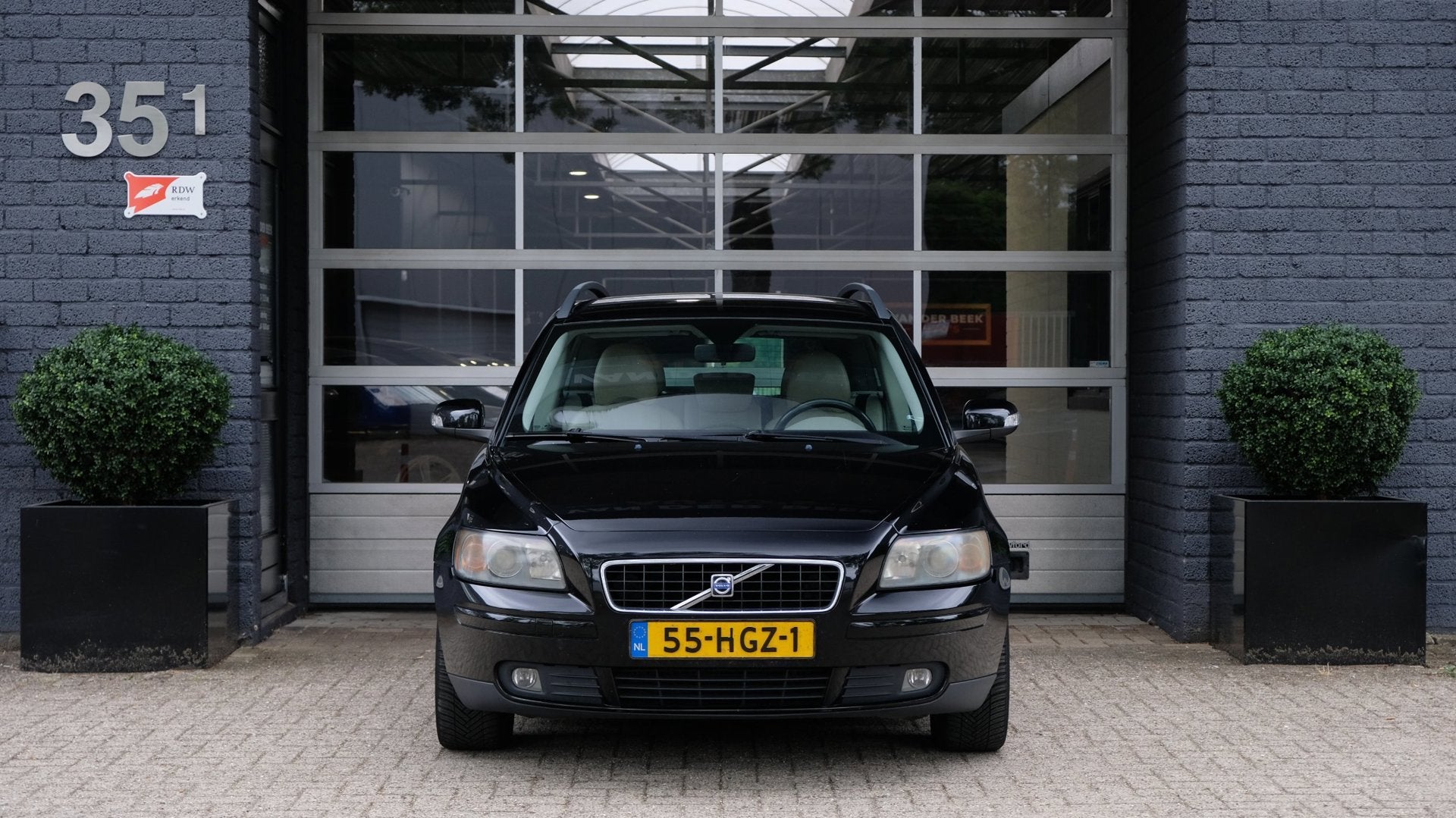 Volvo V50 2.5 T5 Kinetic 220PK Leder, Auto's, Volvo, Voorwielaandrijving, Gebruikt, Beige, 700 kg