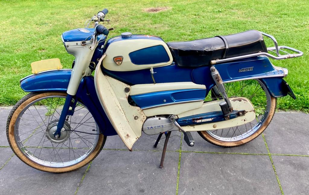 Magneet Globetrotter inc kenteken, Fietsen en Brommers, Brommers | Oldtimers, Ophalen
