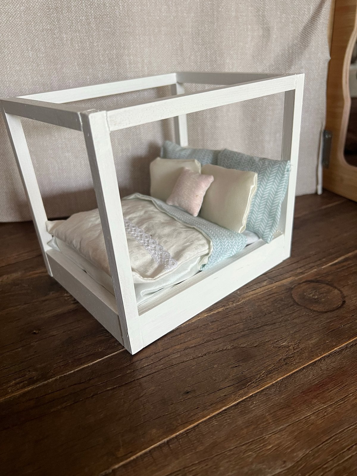 Poppenhuis bed 1:12 met beddengoed, Ophalen of Verzenden, Zo goed als nieuw, Poppenhuis