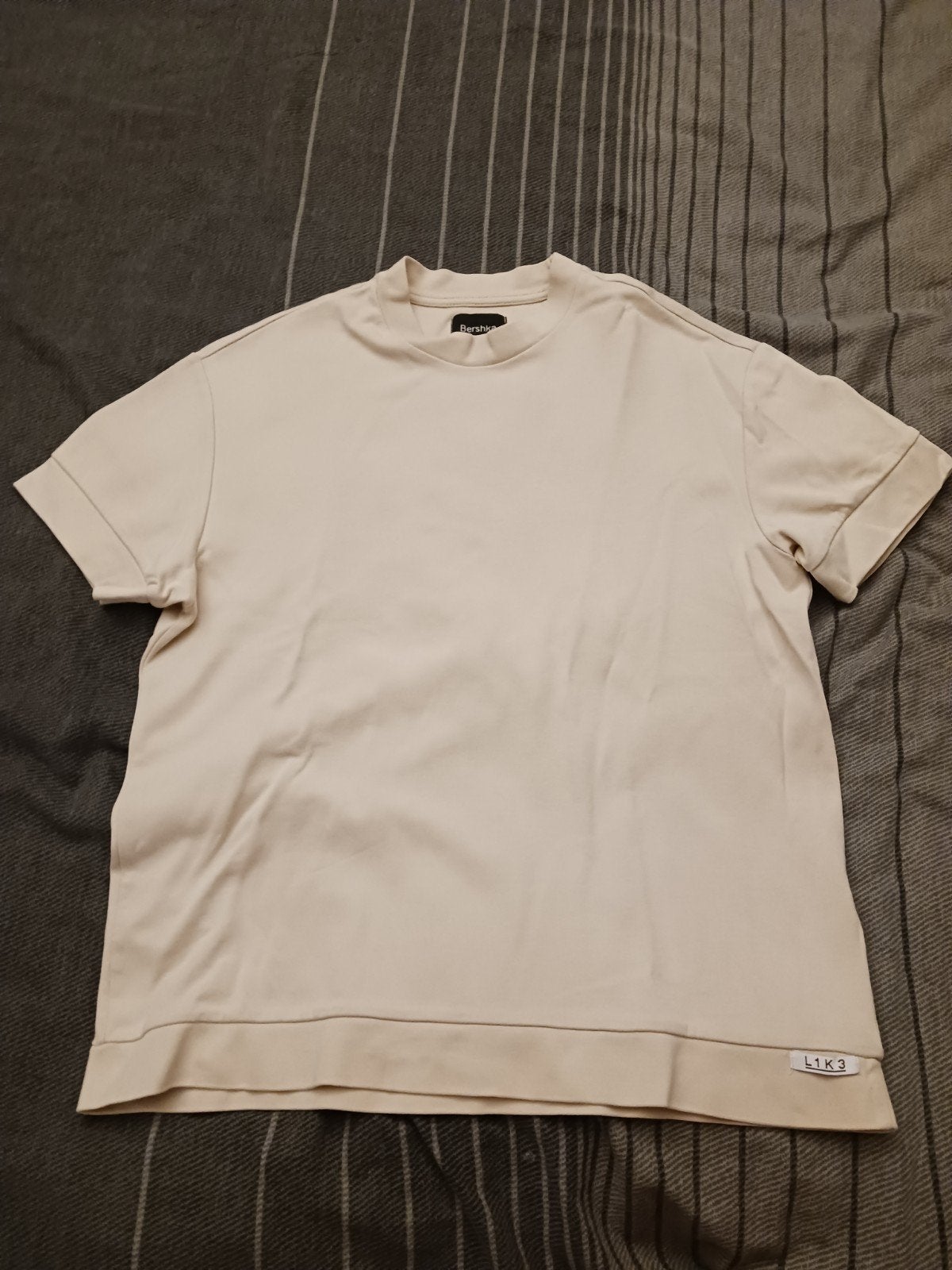 Bershka t-shirt crème maat xs valt iets groter, Kleding | Heren, T-shirts, Ophalen