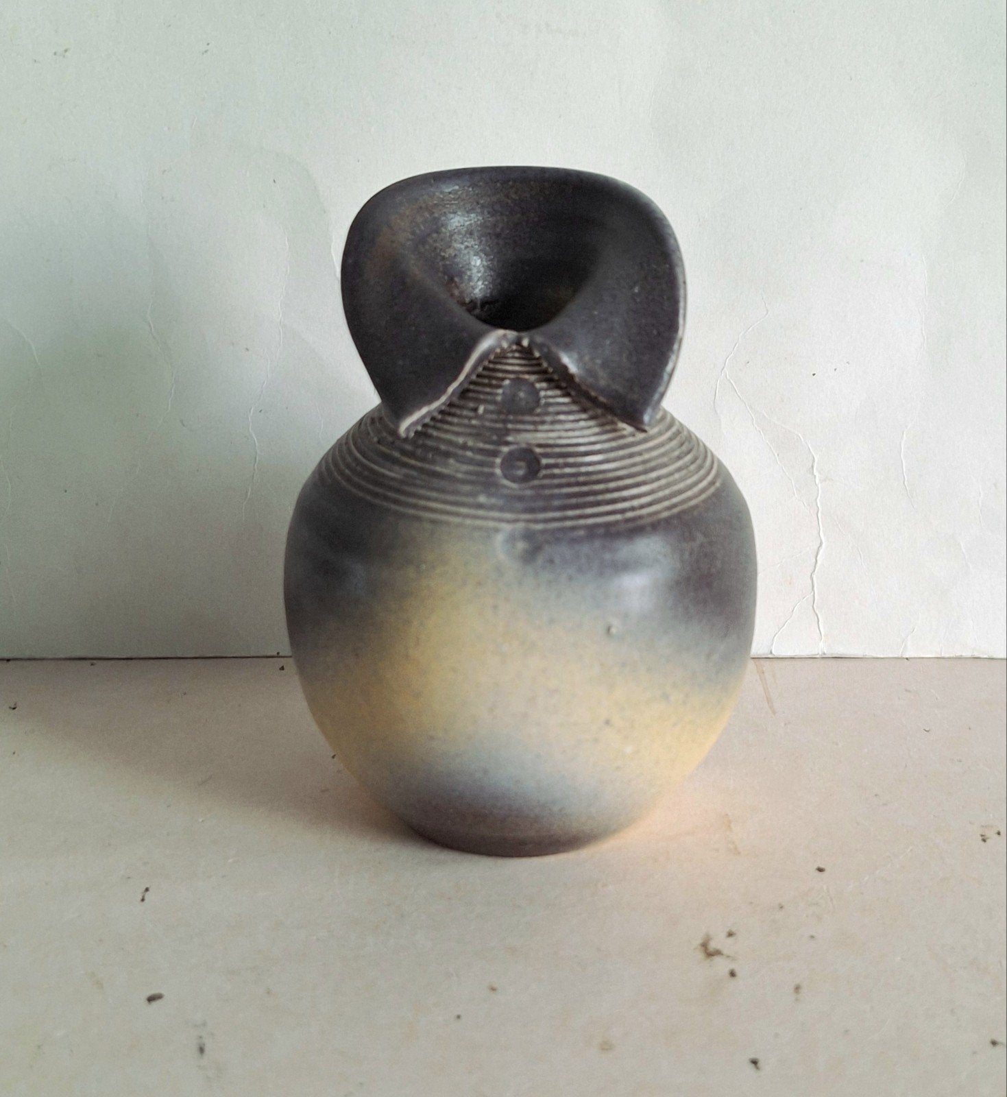 Adrie Moerings keramist, Gouda keramische handgemaakt vaasje, Handgemaakt, Beige, Nieuw, Ophalen of Verzenden