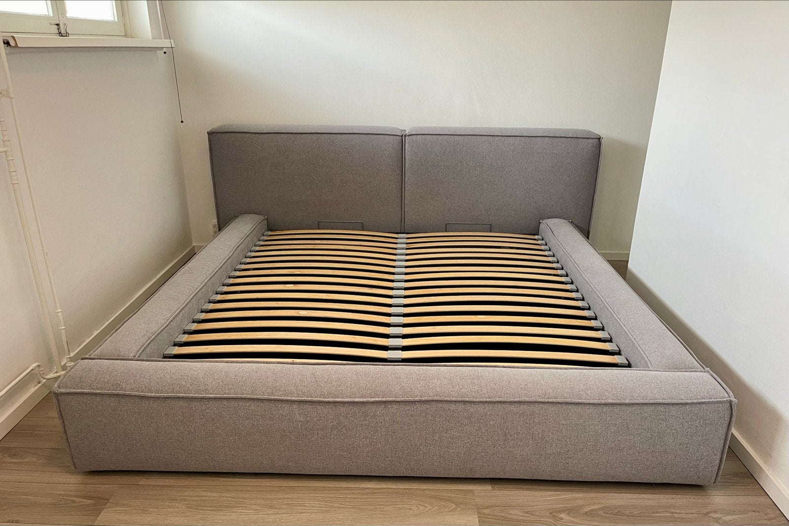 Westwing Lennon Bouclé Bed Austin Silver met Opbergruimte, Ophalen, Tweepersoons, Zo goed als nieuw, 180 cm