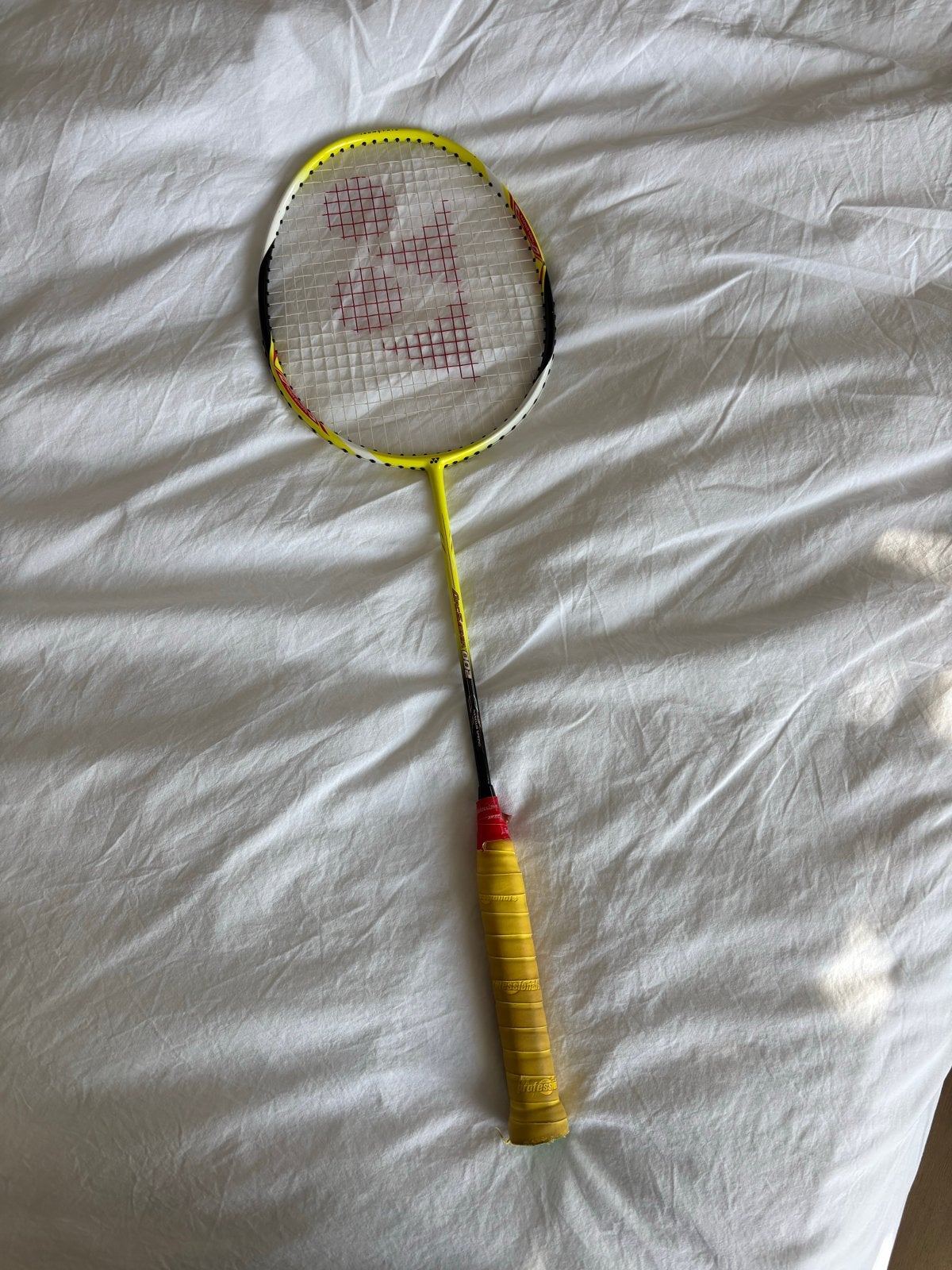 Badmintonracket met Yonex hoes, Sport en Fitness, Ophalen, Gebruikt, Racket(s)