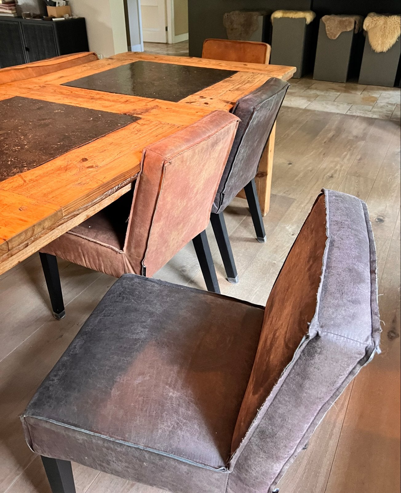 Foto 6 van Grote houten eettafel met natuursteen en 7 zitplaatsen