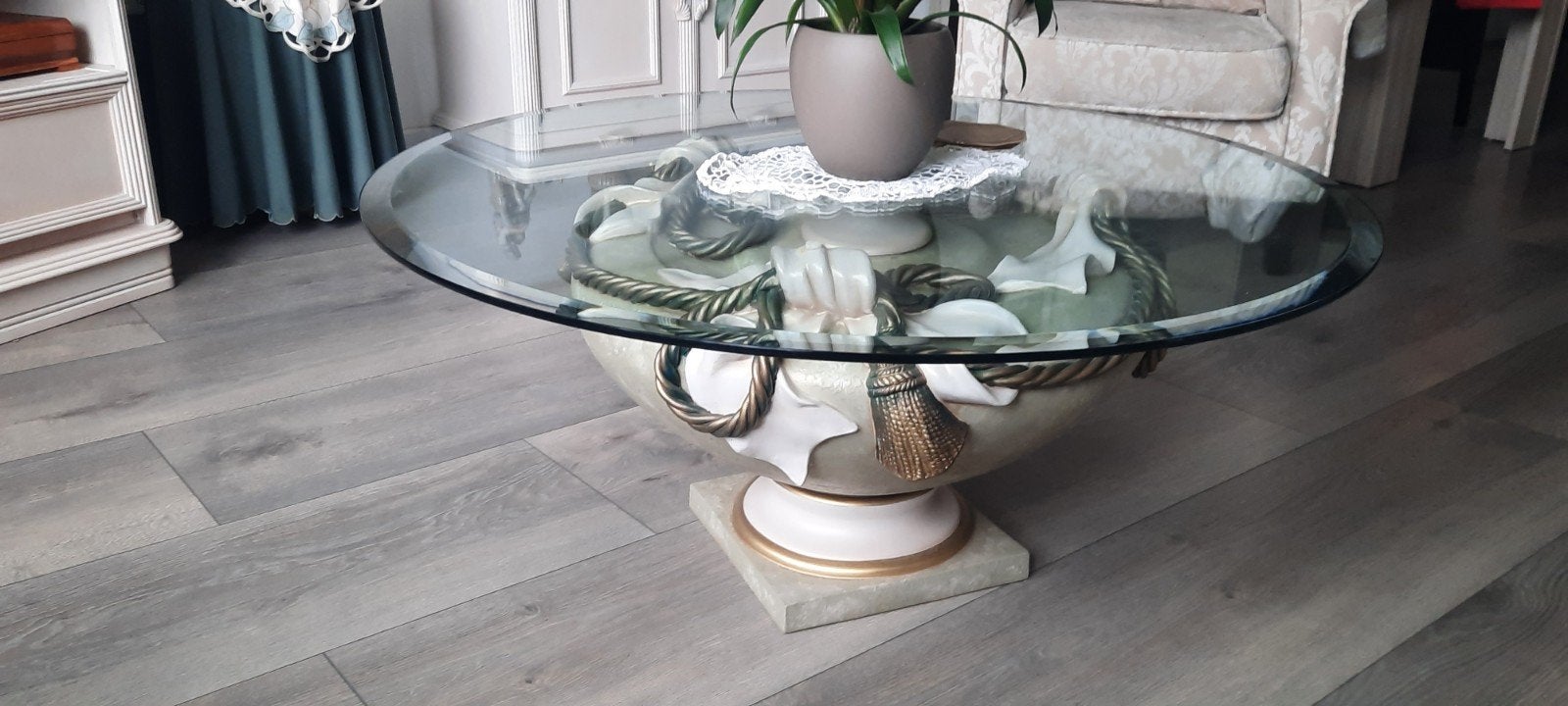 Glazen salontafel met sierlijke voet, Huis en Inrichting, Ophalen, 50 tot 100 cm, Rond, Klassiek, Sierlijk