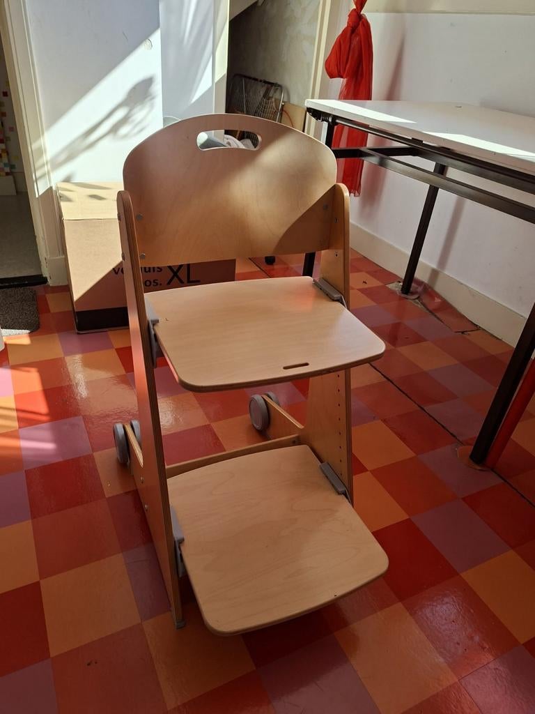 Bijzet kinderstoel op wieltjes, Ophalen, Zo goed als nieuw, Overige typen, Aanschuifbaar