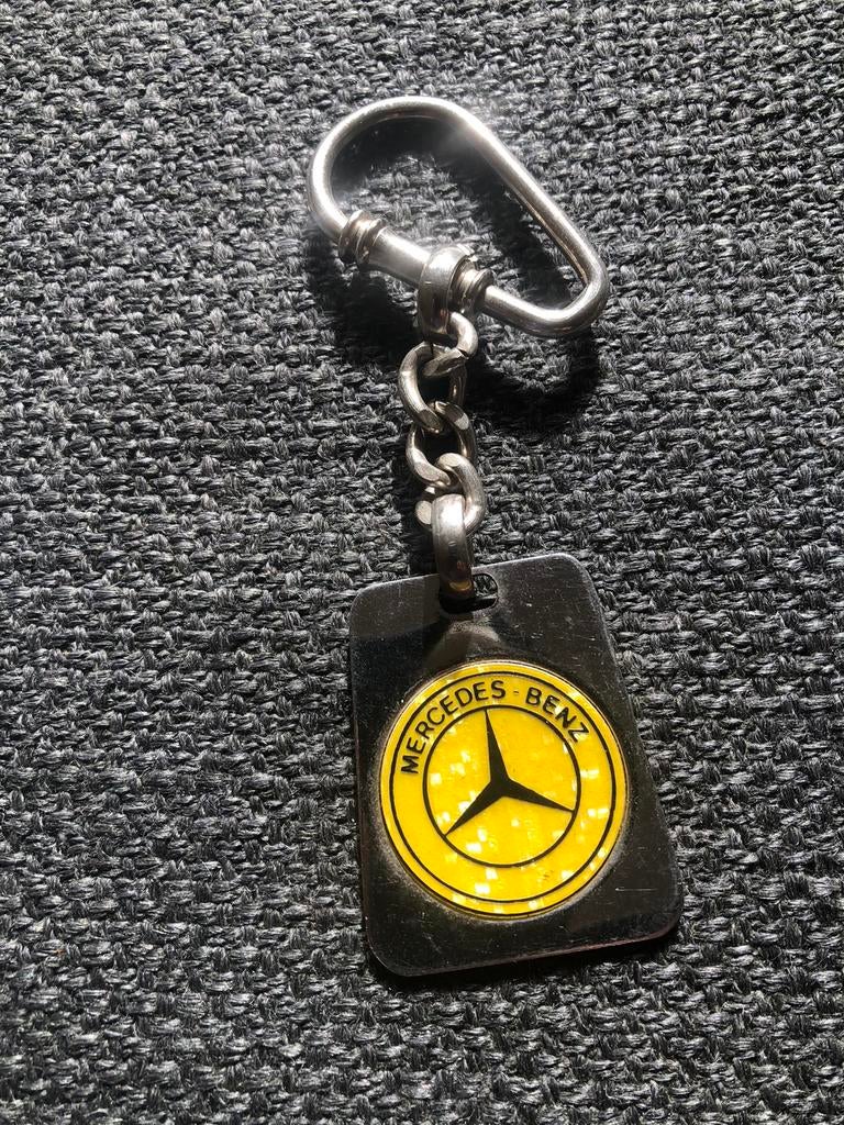 Vintage metalen Mercedes-Benz sleutelhanger - geel logo, Verzamelen, Sleutelhangers, Ophalen of Verzenden, Zo goed als nieuw, Merk