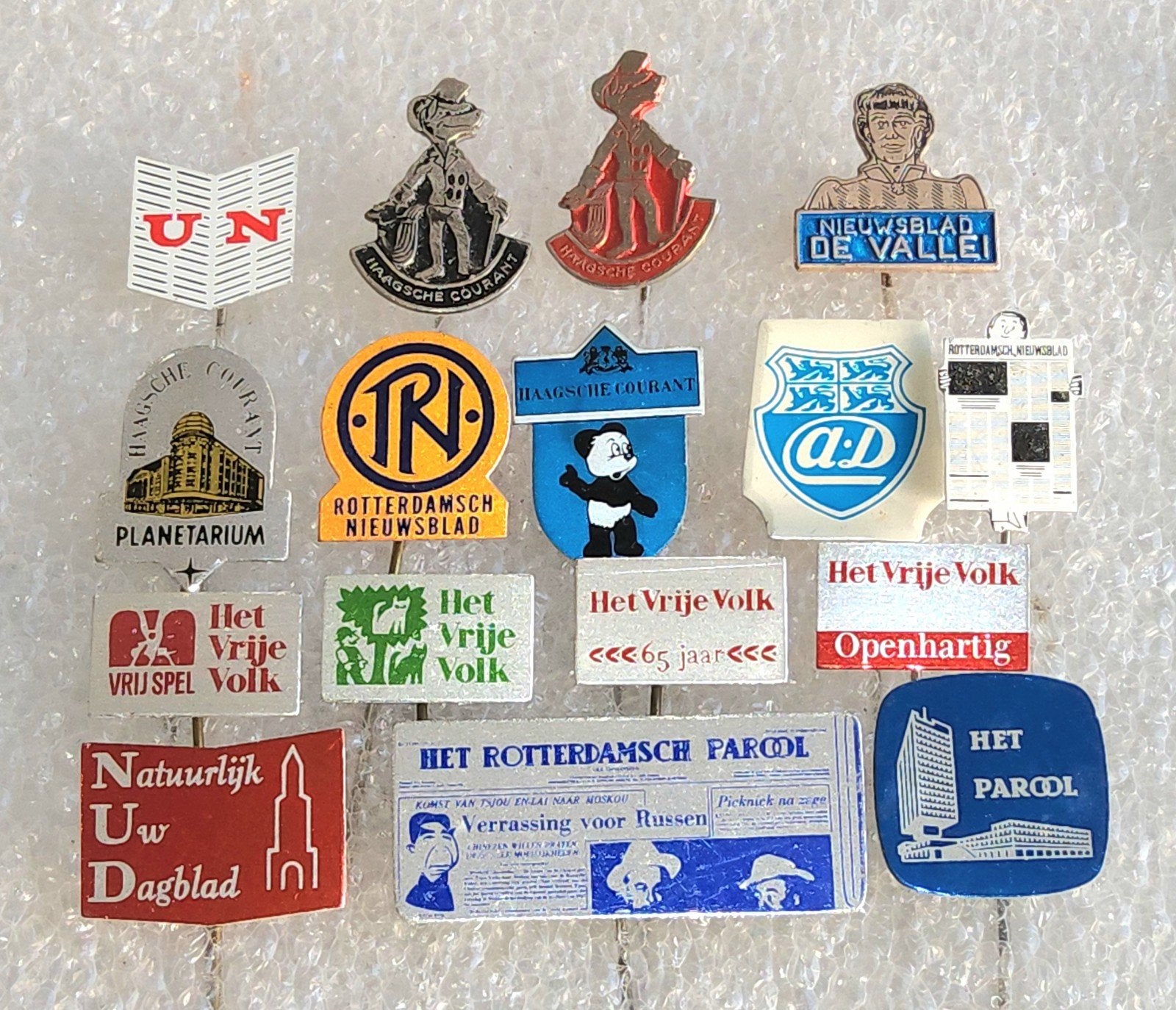 15 Speldjes van kranten en tijdschriften, Verzamelen, Ophalen of Verzenden, Gebruikt, Overige onderwerpen, Speldje of Pin