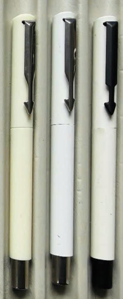 Parker Vector vulpen - Medium wit of oranje, Verzamelen, Pennenverzamelingen, Parker, Met doosje, Ophalen of Verzenden, Zo goed als nieuw