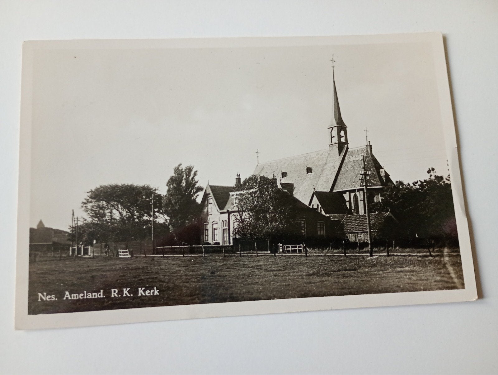 Ameland Nes RK Kerk 1952, Ophalen of Verzenden, 1940 tot 1960, Gelopen, Waddeneilanden