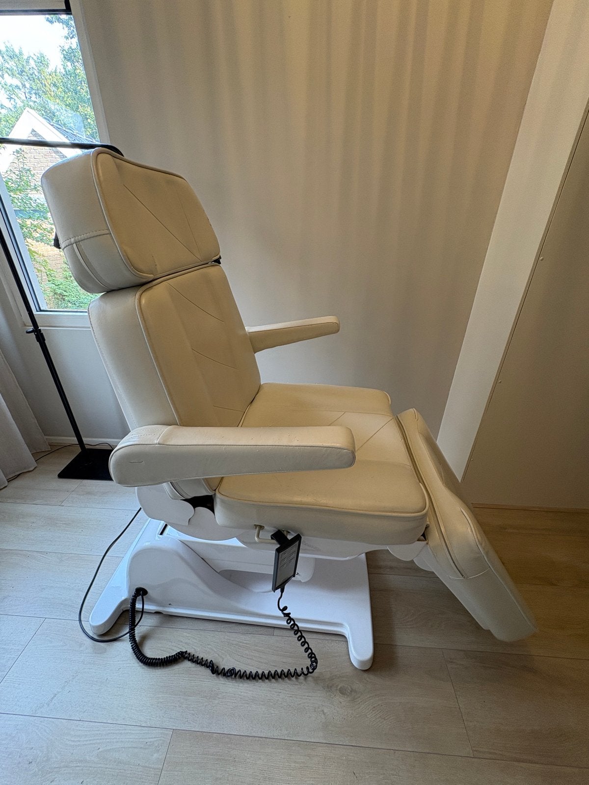 Behandelstoel schoonheidssalon elektrisch!, Ophalen, Wit, Leer, Zo goed als nieuw