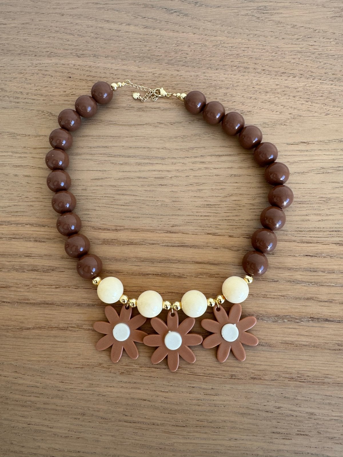 Bruine kralenketting met bloemenhangers, Met hanger, Kunststof, Bruin, Nieuw