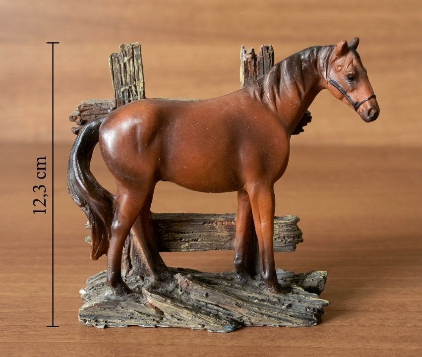 Mooi gedetailleerd paardenbeeldje by hek Polyresin - 12,3 cm, Ophalen of Verzenden, Zo goed als nieuw, Dier