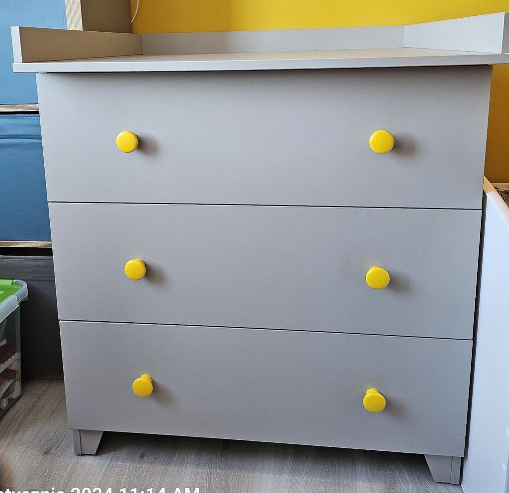 Grijze commode met gele knoppen, Kinderen en Baby's, Kinderkamer | Commodes en Kasten, Ophalen, 50 tot 70 cm, Zo goed als nieuw