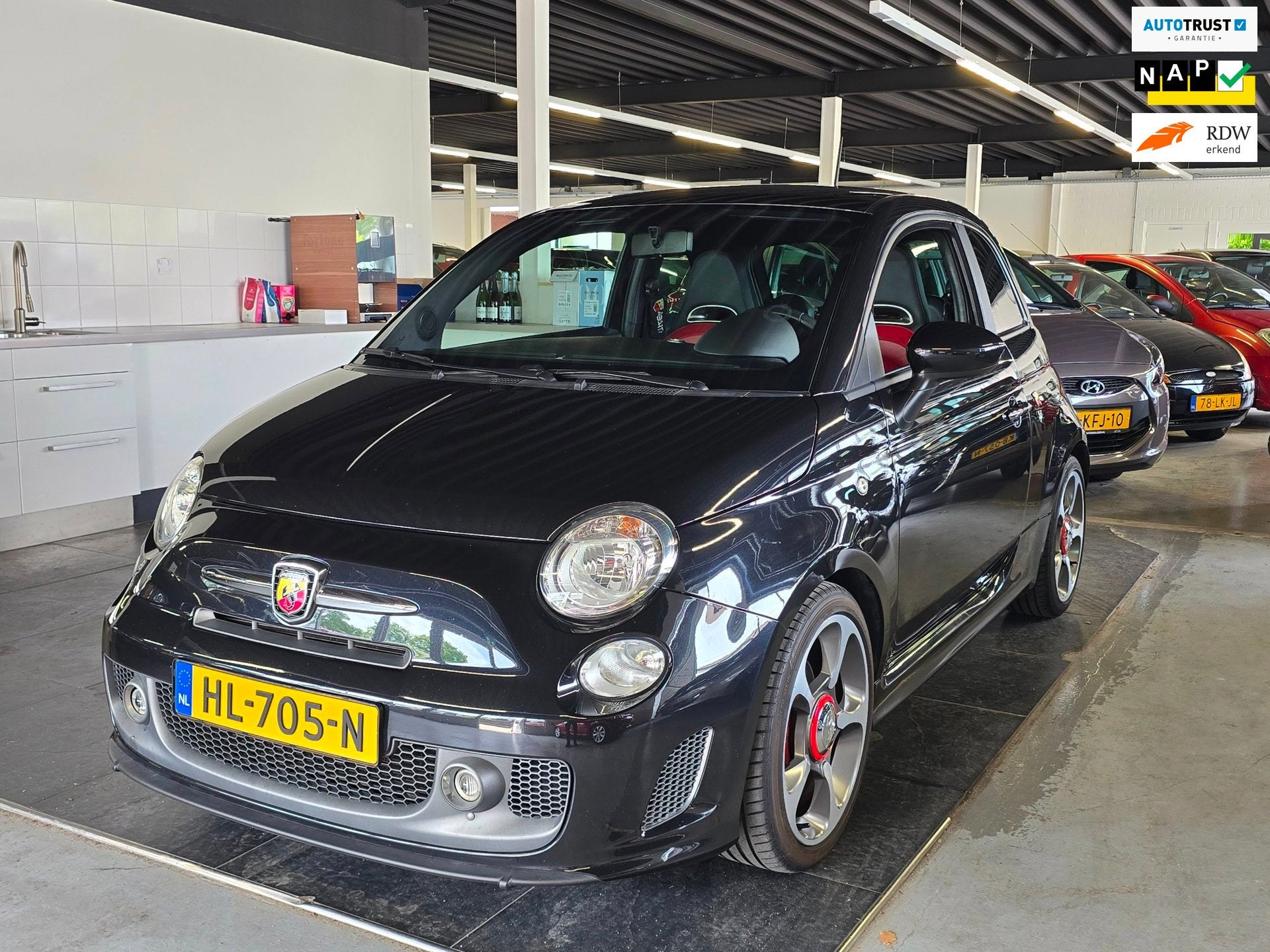 Fiat 500 1.4 T-Jet Abarth Turismo/LEDER/AIRCO/N.A.P/161PK/, Auto's, Voorwielaandrijving, Euro 6, 4 cilinders, Zwart