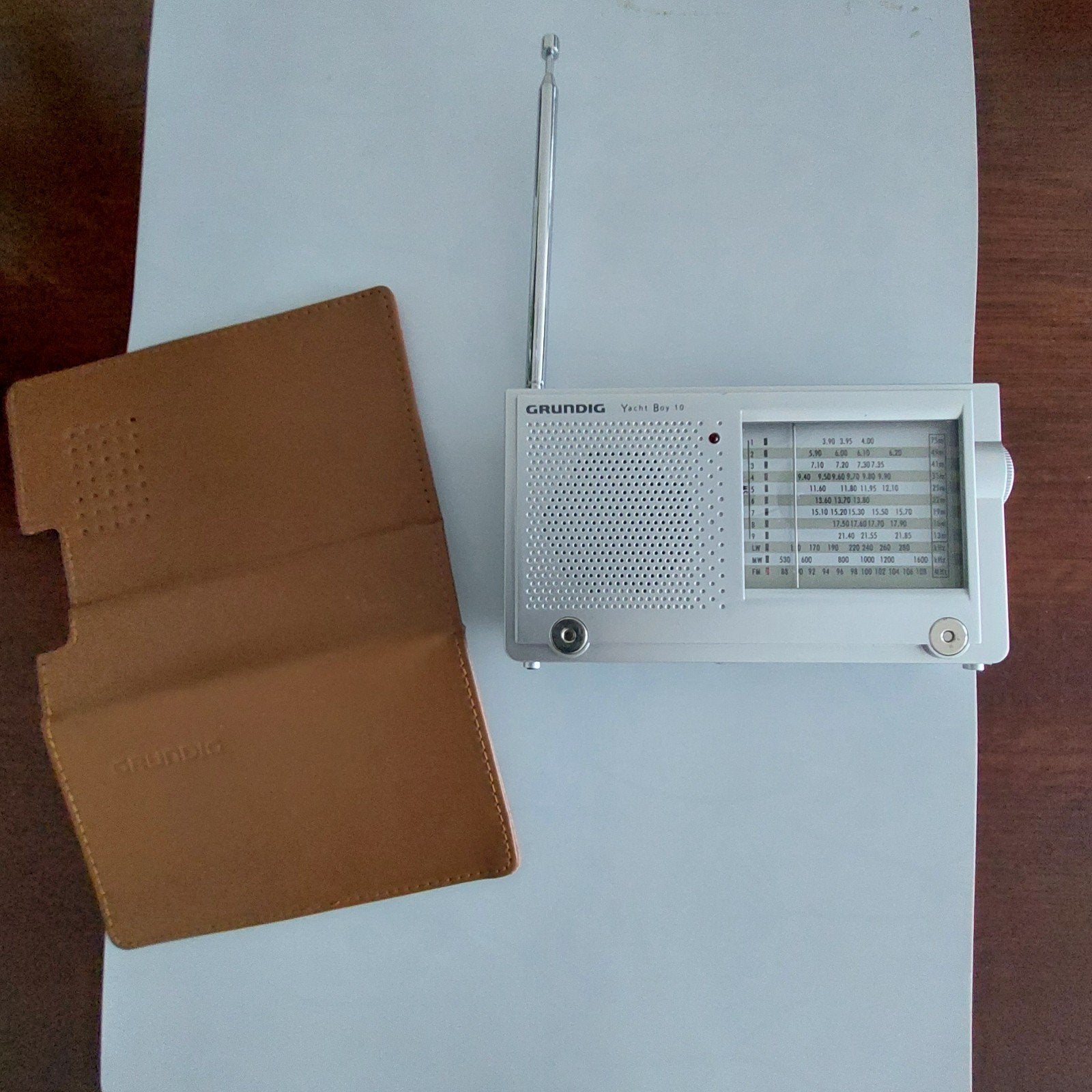 GRUNDIG Yacht Boy 10 Wereldontvanger met lederen etui, Ophalen of Verzenden, Zo goed als nieuw, Wereldontvanger