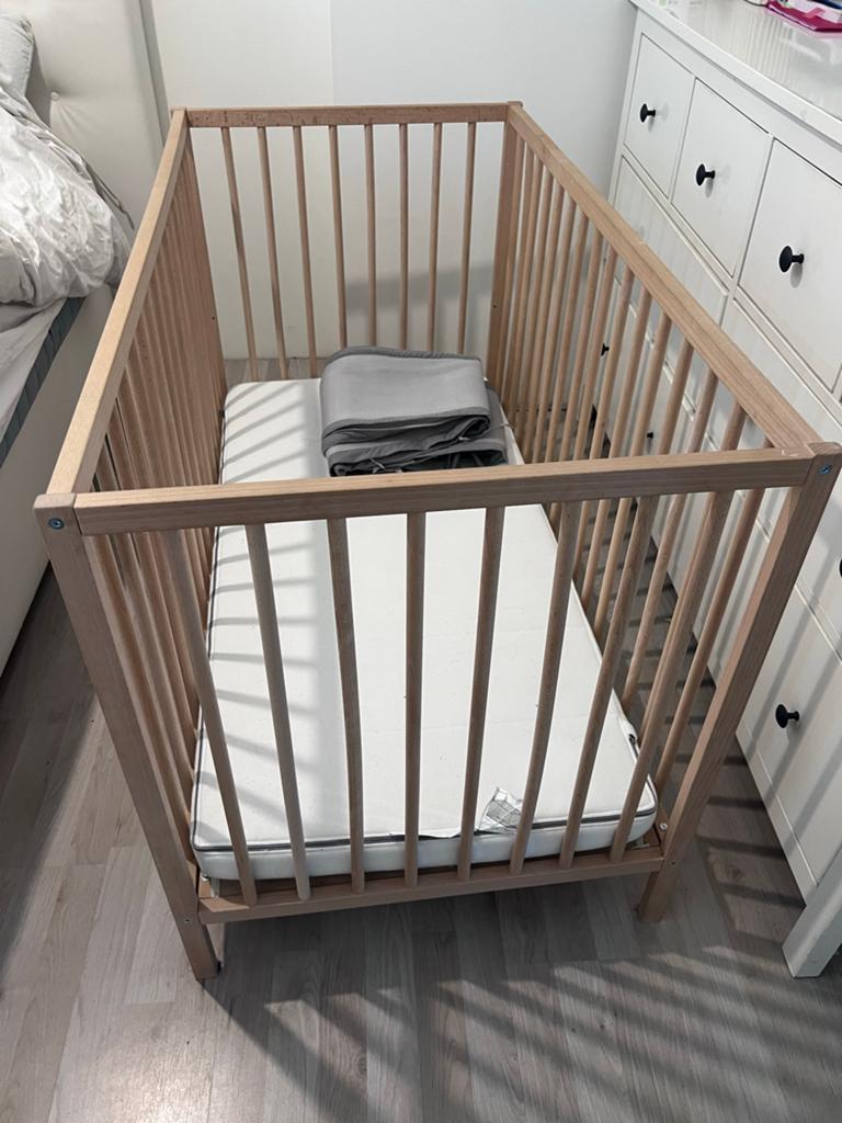 Ikea Sniglar ledikant met matras en side bumper zgan, 70 tot 85 cm, Ophalen of Verzenden, Zo goed als nieuw, Minder dan 140 cm