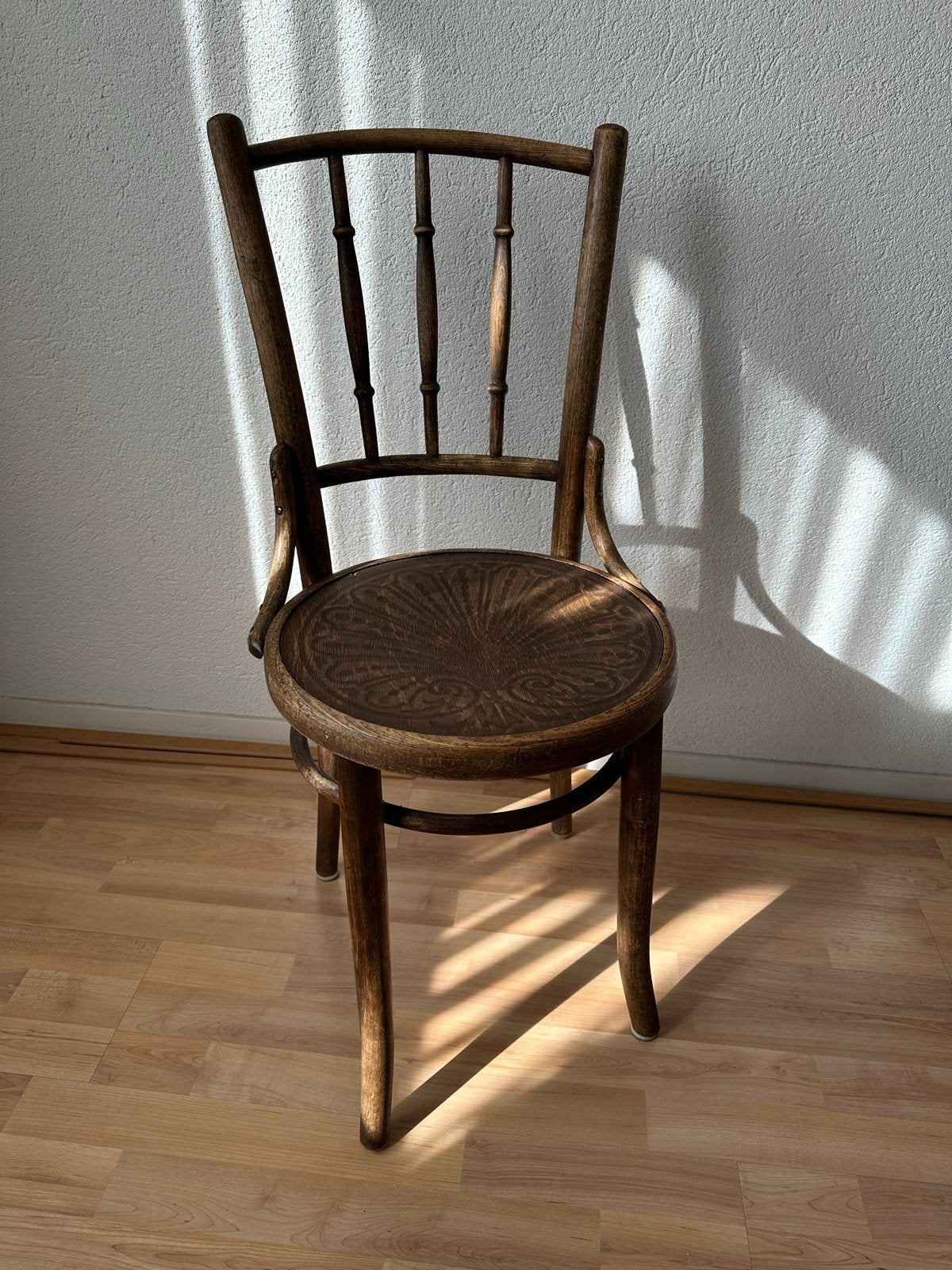 Brocante caféstoel van bruin hout, lichtgewicht, Ophalen
