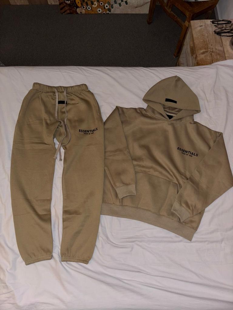 Fear of God Essentials Trainingspak - Zo goed als nieuw, Kleding | Heren, Truien en Vesten, Maat 48/50 (M), Beige, Ophalen of Verzenden