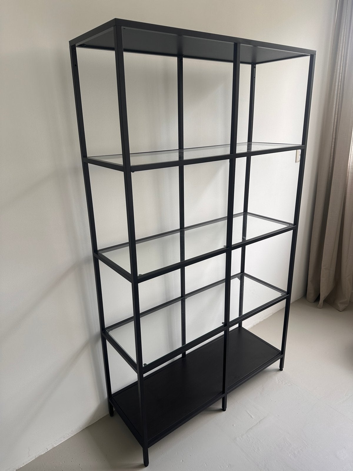IKEA VITTSJÖ / Zwart metalen rek met glazen planken, Ophalen, Met plank(en), 200 cm of meer, 50 tot 100 cm