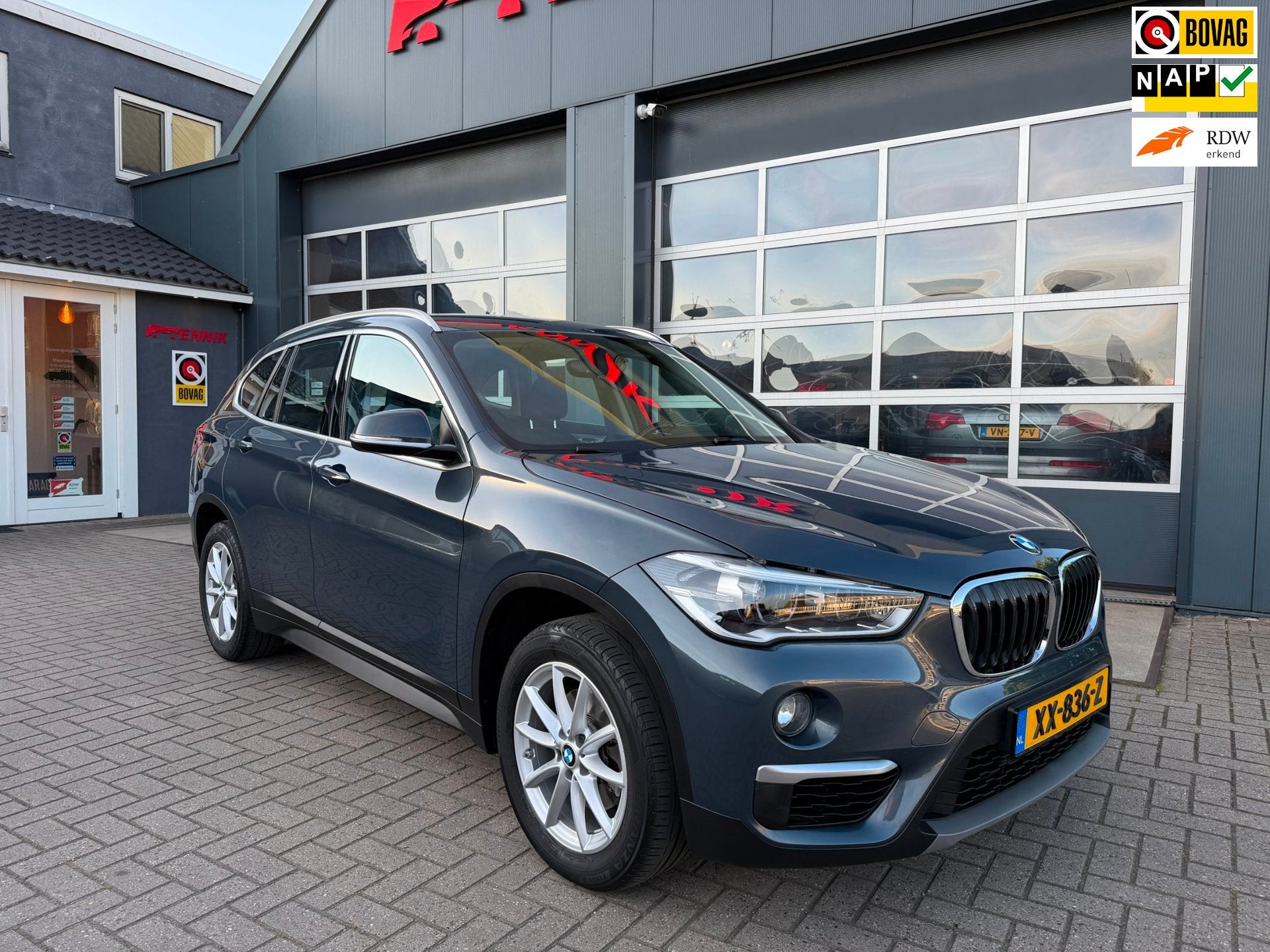 BMW X1 SDrive18i Executive Edition / ACC / Head-Up / Led / T, Auto's, Dealer onderhouden, Gebruikt, Euro 6, Origineel Nederlands