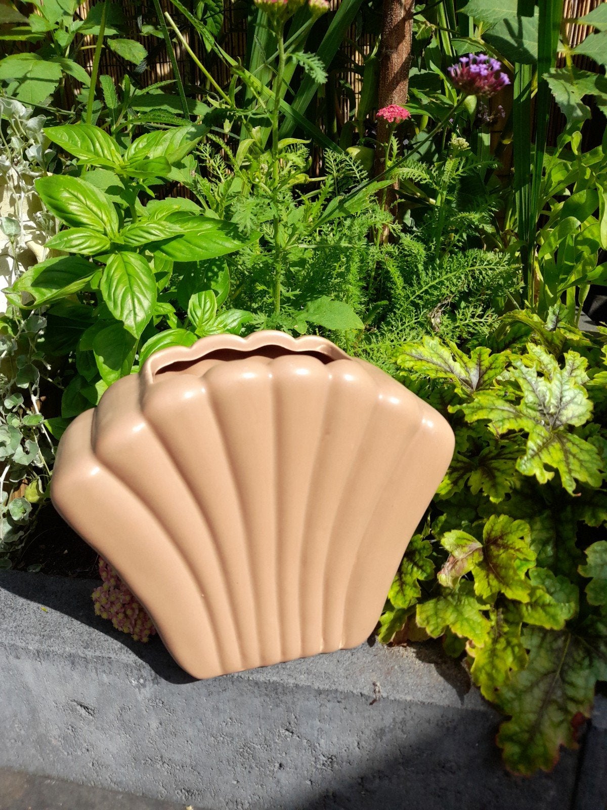 schelpen vaas beige., Tuin en Terras, Rond, Ophalen of Verzenden, Aardewerk, Minder dan 40 cm