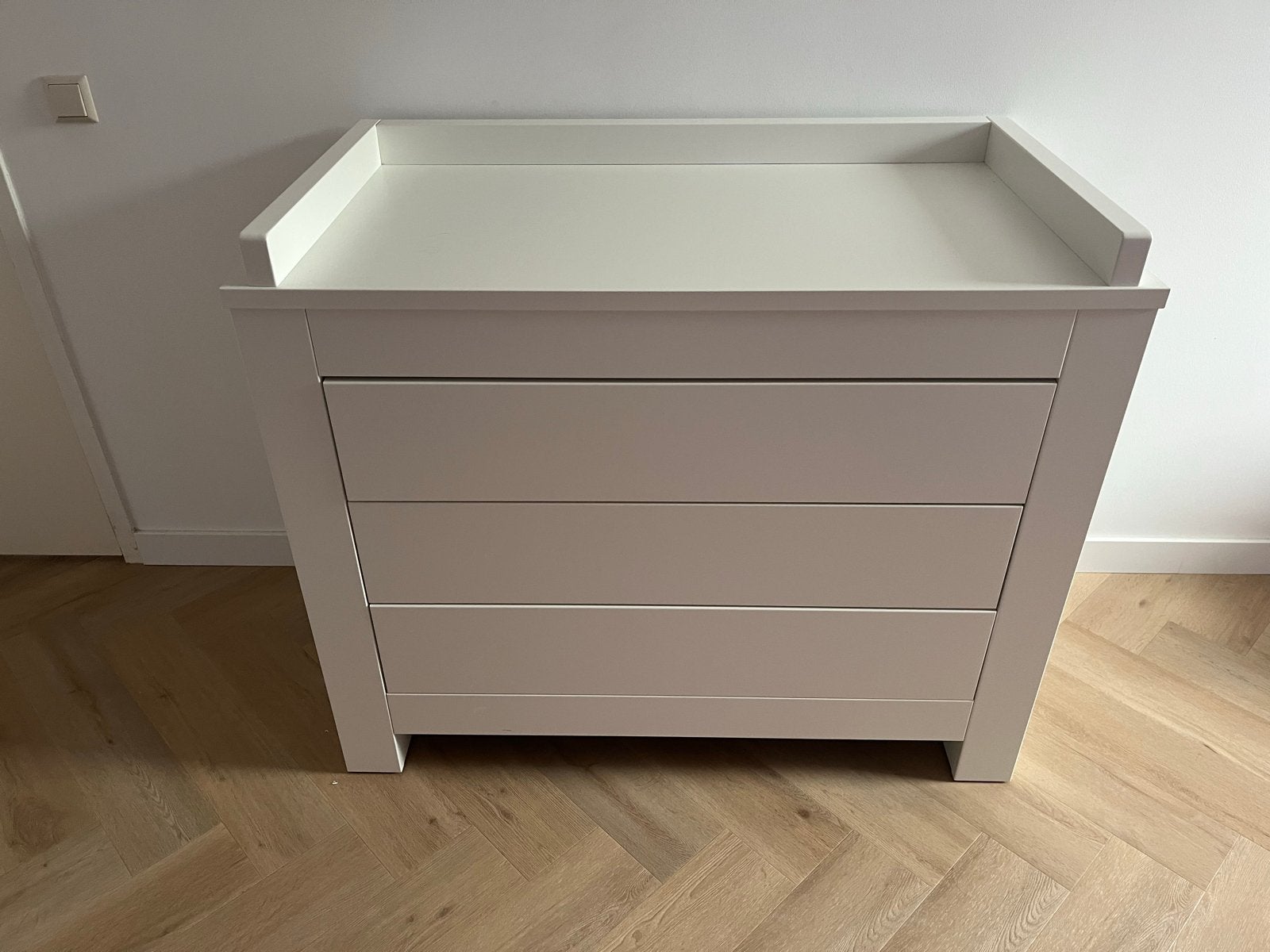 Witte Commode met 3 Lades en Opstaande Rand, Gebruikt, 50 tot 70 cm, Ophalen of Verzenden, 75 tot 100 cm