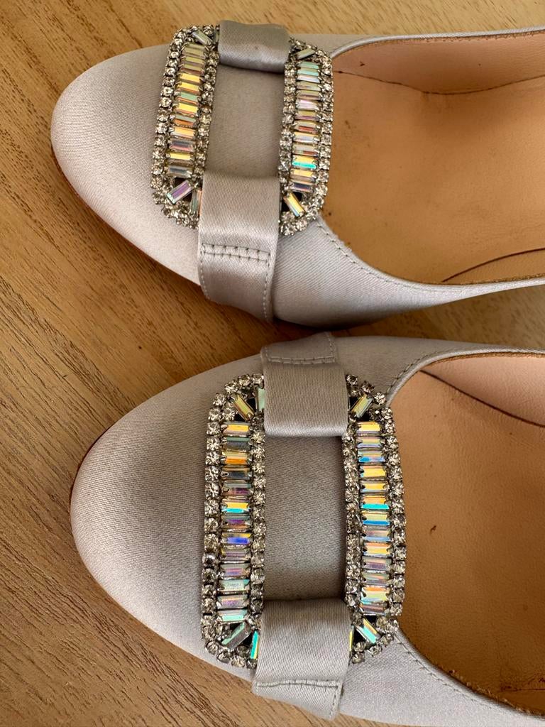 L.K. Bennett Zilveren Satijnen Pumps met Strass Detail, Verzenden, Gedragen, Overige kleuren, Pumps