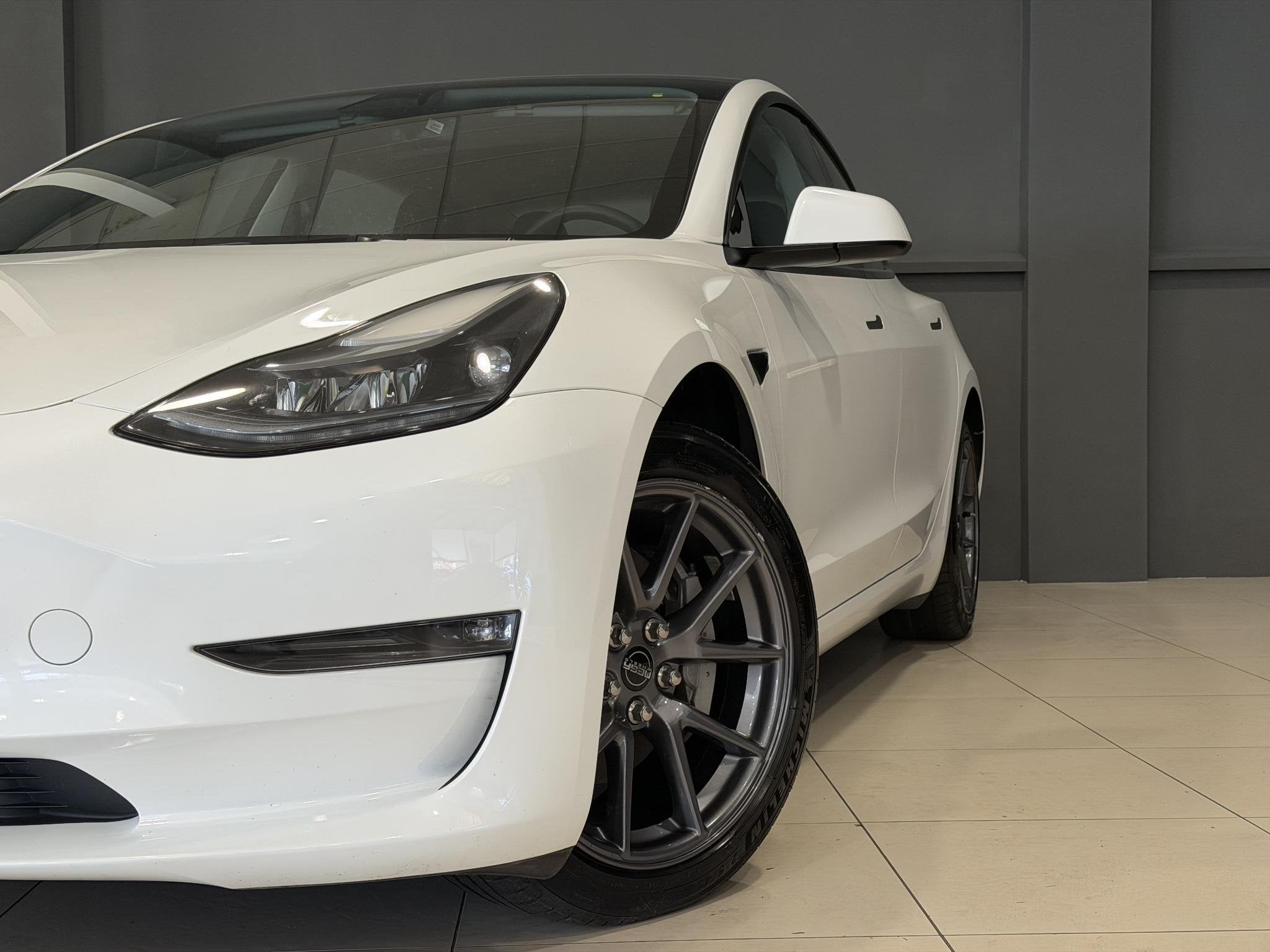 Tesla Model 3 Long Range AWD 75 kWh | Trekhaak | SOH 95% |, Auto's, Automaat, Stof, Gebruikt, Wit