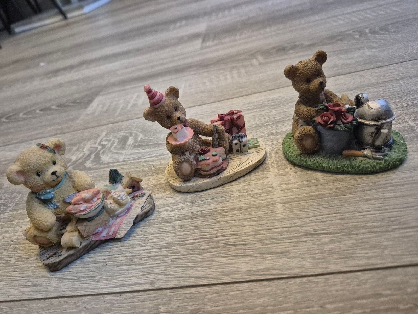 Set van 3 Beertjes Decoratiebeeldjes - Diverse Scènes, Ophalen of Verzenden, Gebruikt, Dier