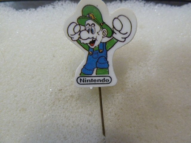 Vintage Nintendo Luigi Speldje - Zeldzaam verzamelobject, Ophalen of Verzenden, Gebruikt, Figuurtje, Speldje of Pin