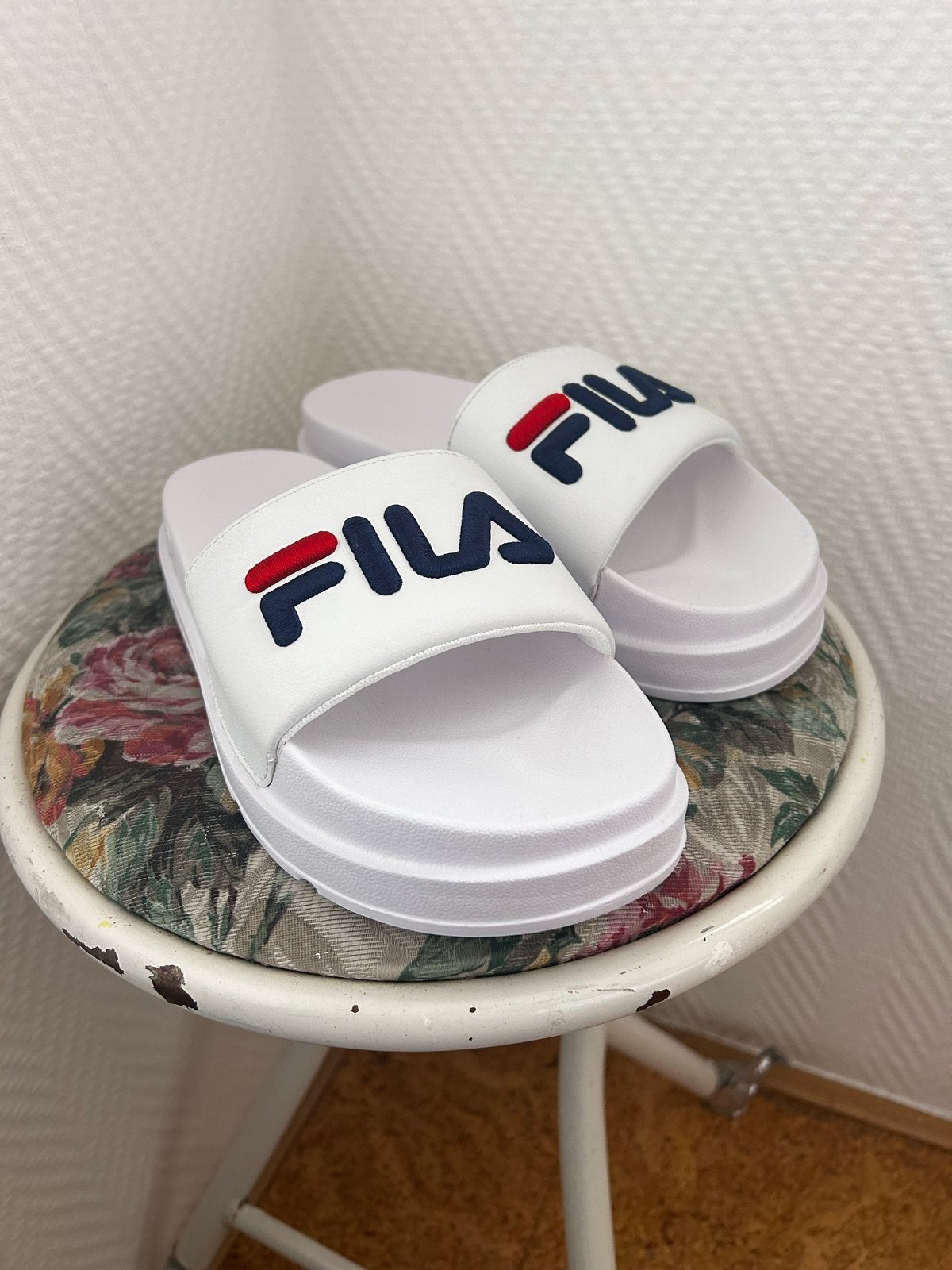 Fila slippers - Zo goed als nieuw maat 37, Slippers, Wit, Ophalen of Verzenden, Zo goed als nieuw