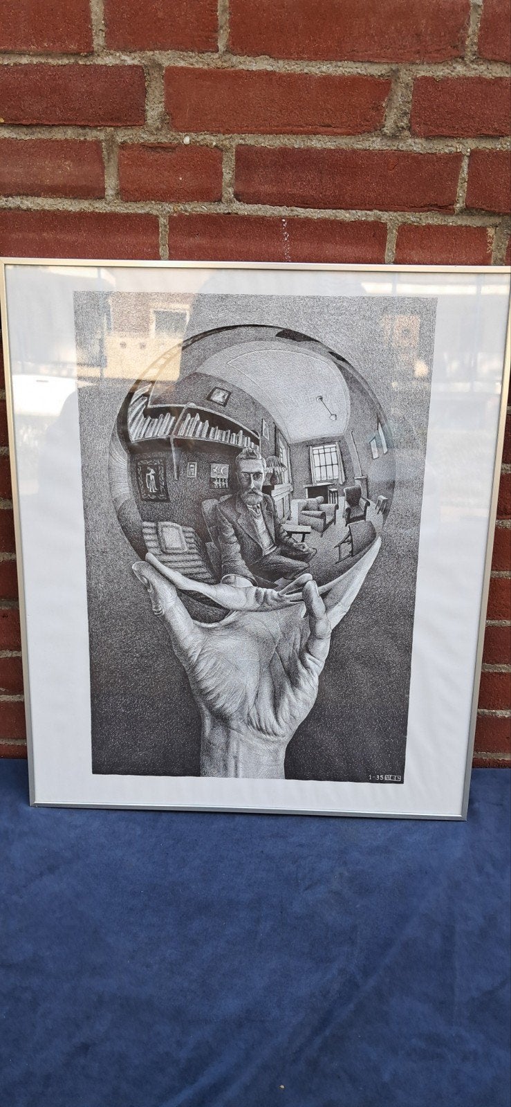 M.C. Escher - Zelfportret in spiegelende bol (ingelijst), Antiek en Kunst, Ophalen, Print, Print/reproductie, Ingelijst