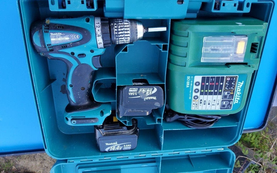 Makita BDF440 Accuboormachine met lader en 2 accu's, Gebruikt, Variabele snelheid, Ophalen of Verzenden, Boor- en Schroefmachine
