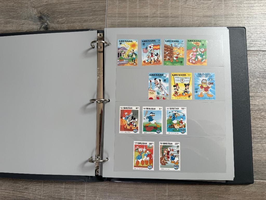 Map / Boek met 165 Walt Disney Postzegels, Verzamelen, Disney, Gebruikt, Overige typen, Overige figuren, Ophalen of Verzenden