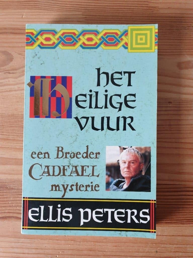 Boek - Ellis Peters - Het Heilige Vuur (.), Boeken, Ophalen of Verzenden, Gelezen